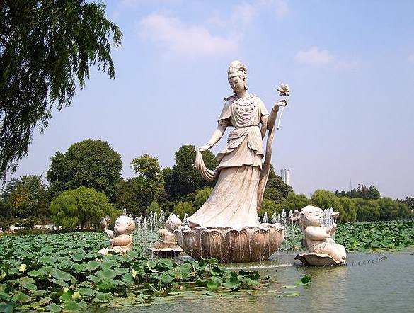 玄武湖～中山陵风景区～灵谷寺～民国文化街区宿:车上      餐:自理19